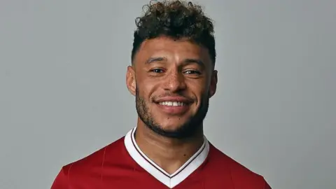 Photo Special: Oxlade-Chamberlain signs for LFC