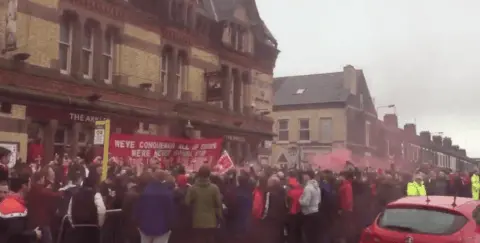 Atmosphere builds around Anfield as fans gather ahead of LFC vs City – Videos
