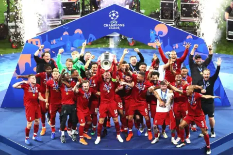 Liverpool’s trophy celebrations as Henderson, Klopp and Milner share emotional embrace – Video