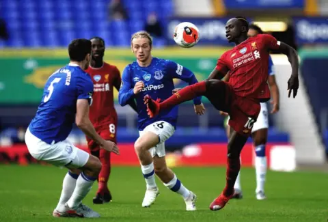 Everton 0-0 Liverpool – Highlights: Stalemate in forgettable Merseyside derby (Video)