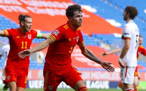 Watch: Neco Williams scores last-gasp winner on home debut for Wales