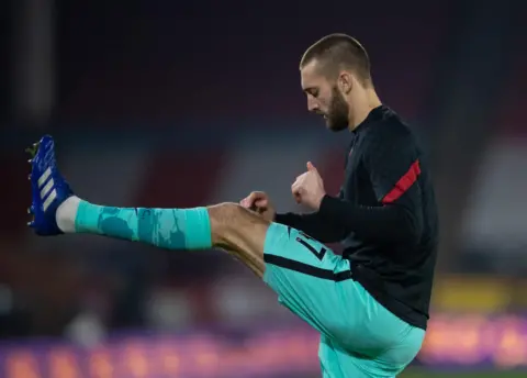 Phillips returns from injury – Confirmed Liverpool team vs Man United