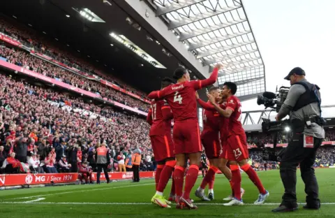 Liverpool 2-0 Everton – Robertson and Origi keep Reds’ title hopes alive