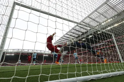 Match Report: Liverpool 1:0 Brentford – Salah’s 19th goal of the season claims 6th straight win