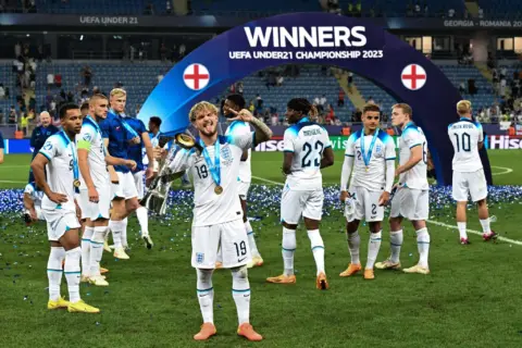 Jones and Elliott aid England in the run to European Championship