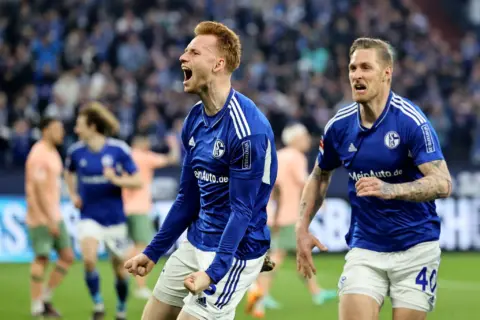 Sepp van den Berg loaned to FSV Mainz