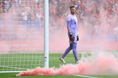 Adrián signs extension with Liverpool