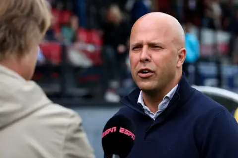Arne Slot Press Conference: Ekitike Out for Season, Isak to Step Up vs Everton